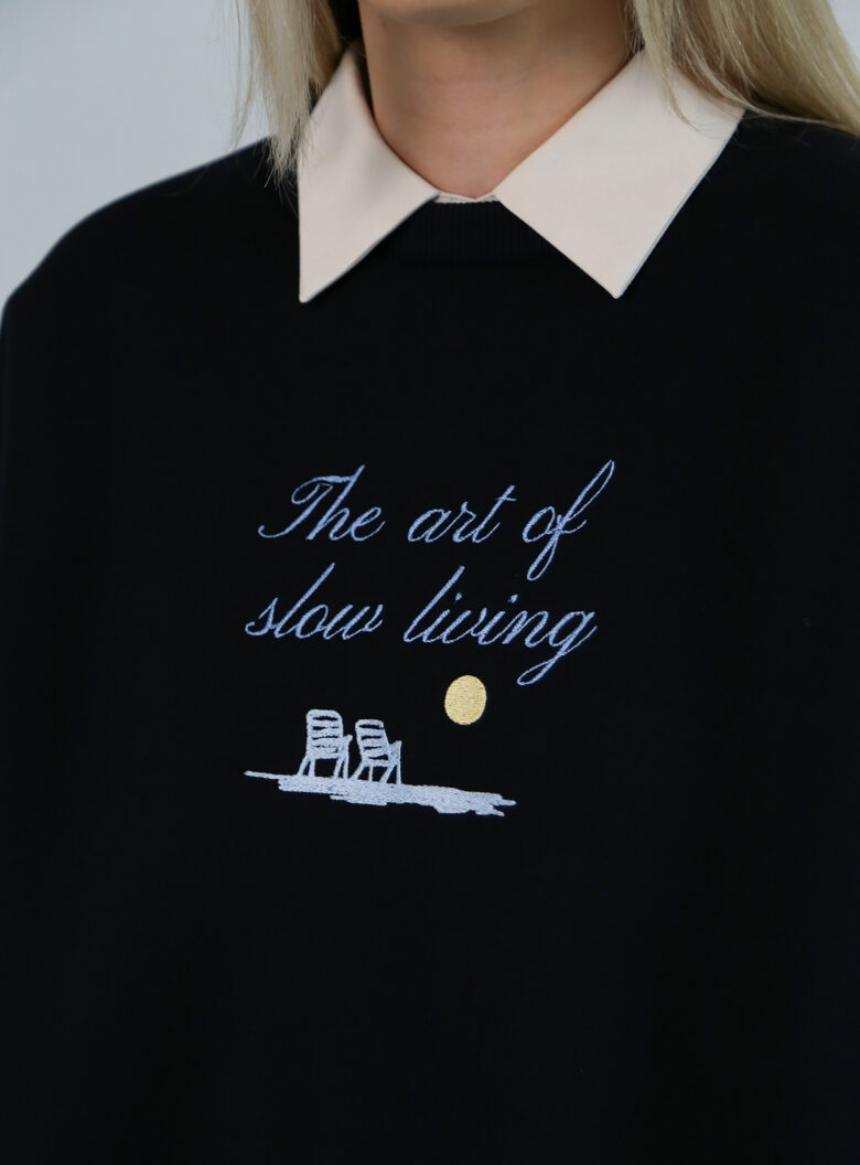 "The art of slow living" tamsiai mėlynas džemperis