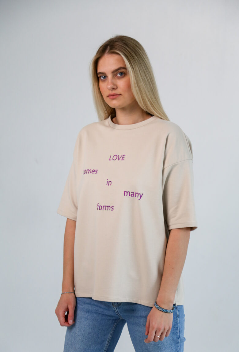 "Love comes in many forms" smėliniai marškinėliai