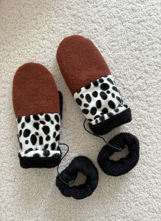 Rudos pirštinės su "antrankiais"