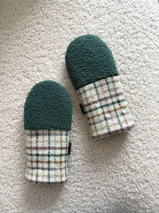 Žalios languotos pirštinės