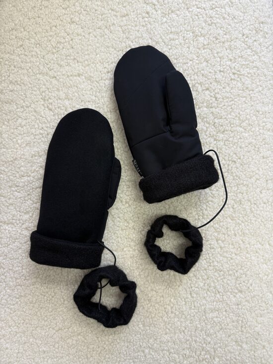 Juodos pirštinės su “antrankiais”