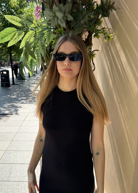 Juoda suknelė su skeltuku