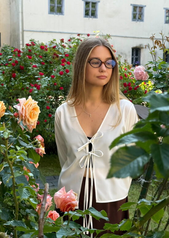 Palaidinė su kaspinėliais